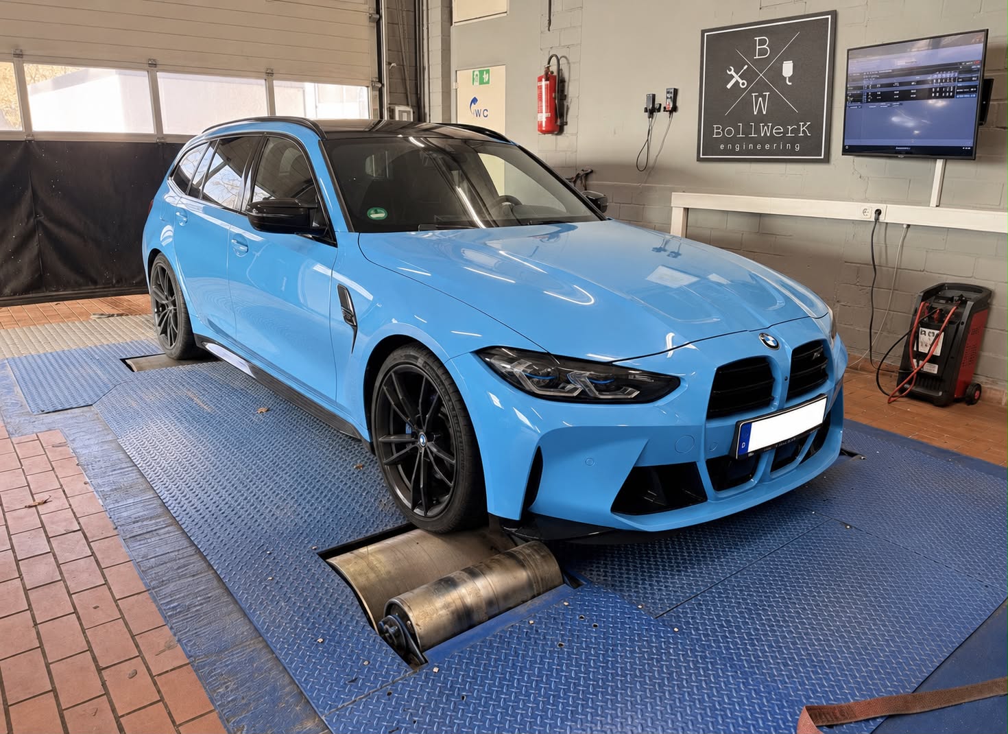 Blauer BMW auf dem Rollenprüfstand in der BollWerk-Werkstatt