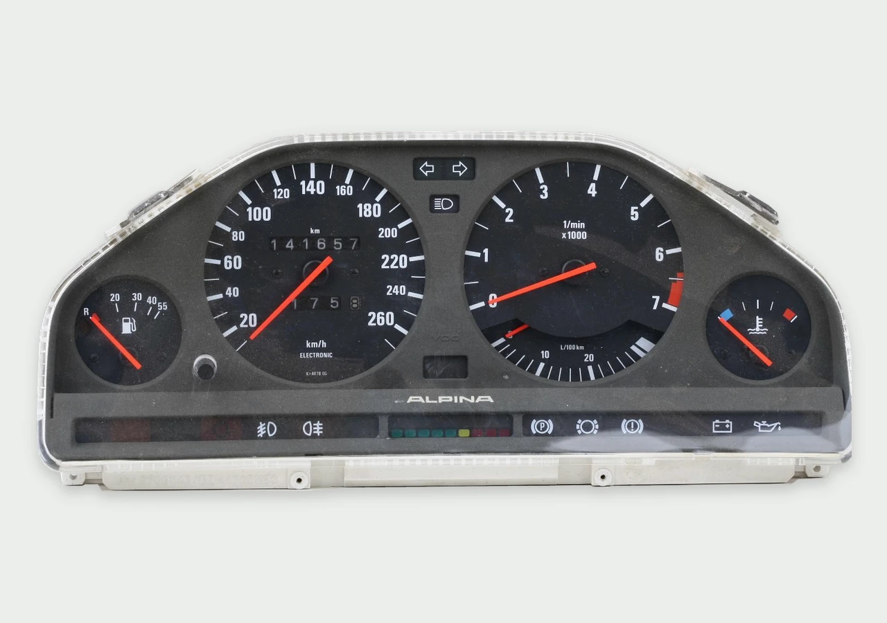 BMW-Kombiinstrument mit zwei großen Rundanzeigen und geöffnetem Gehäuse