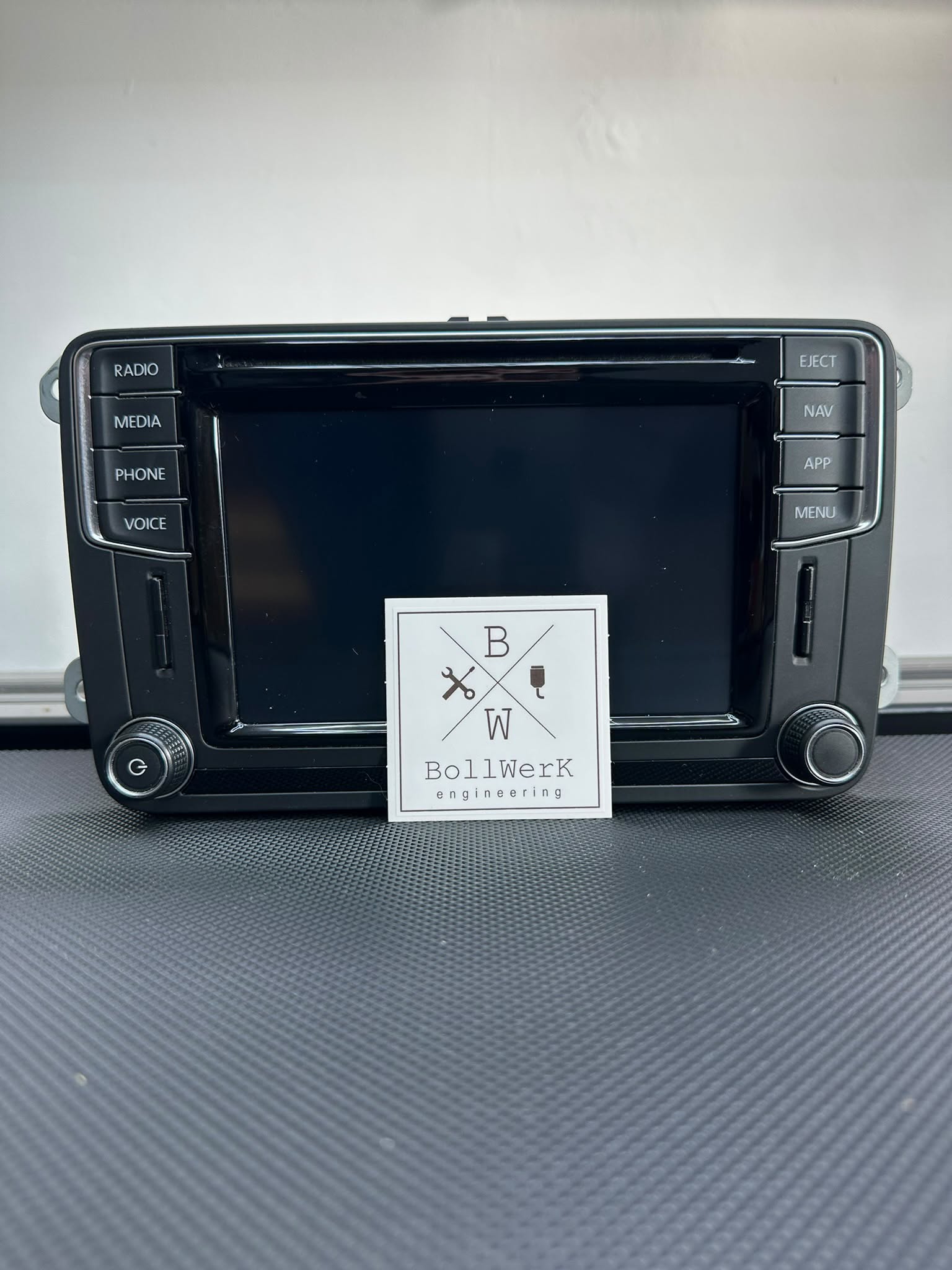 Ausgebautes Multimediagerät mit Display und Bedientasten