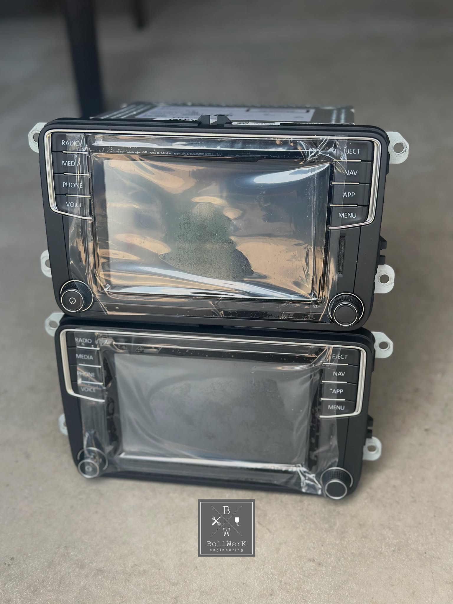 Zwei ausgebaute Multimediageräte mit Displays