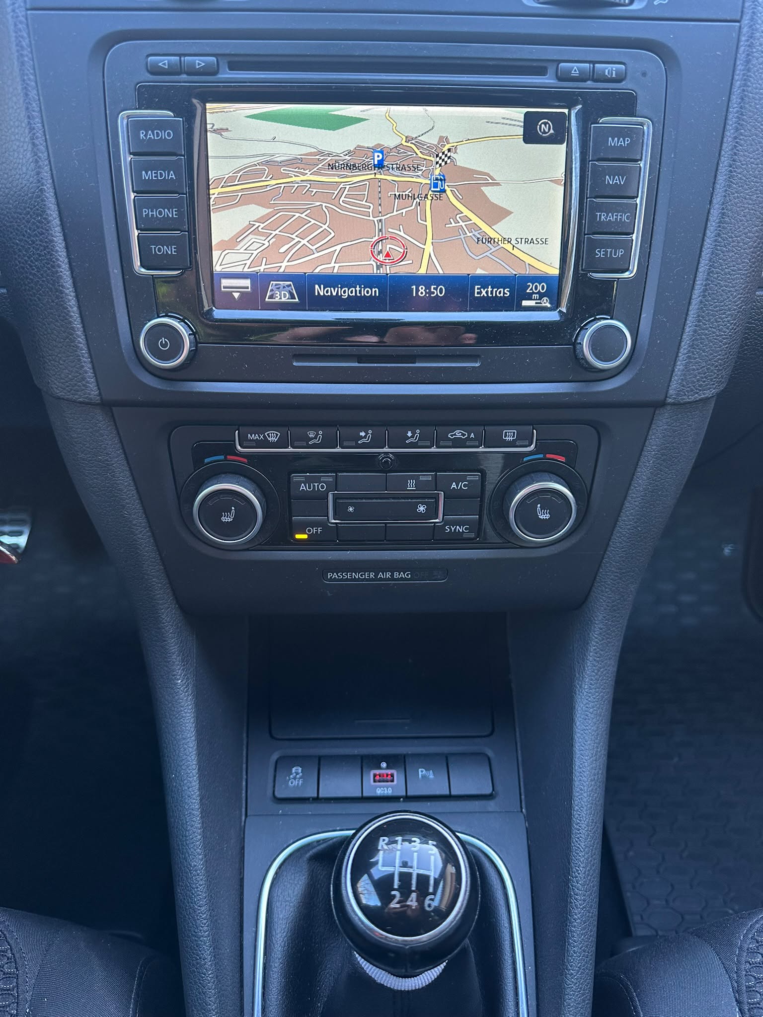 Eingebautes Navigationsgerät mit Kartenansicht