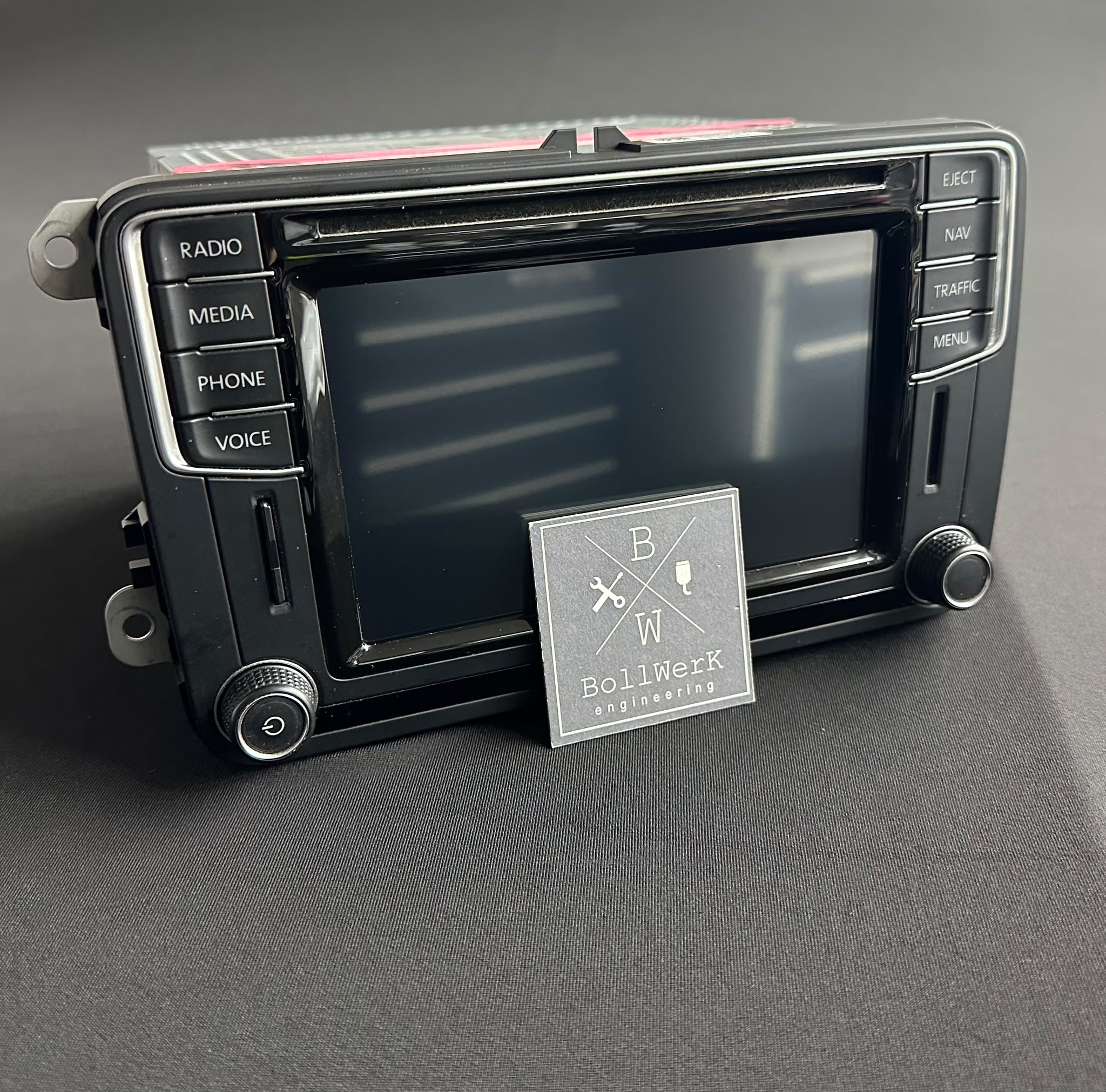 Ausgebautes Radio- und Navigationsgerät mit Bildschirm und Bedientasten