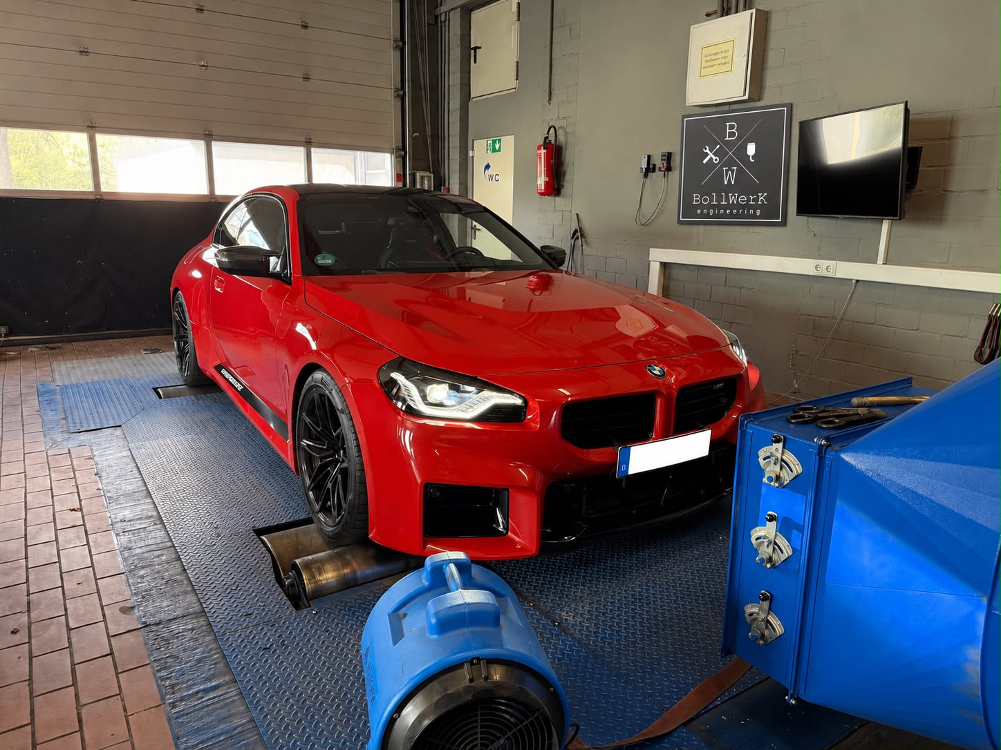 Roter BMW auf dem Rollenprüfstand in der BollWerk-Werkstatt