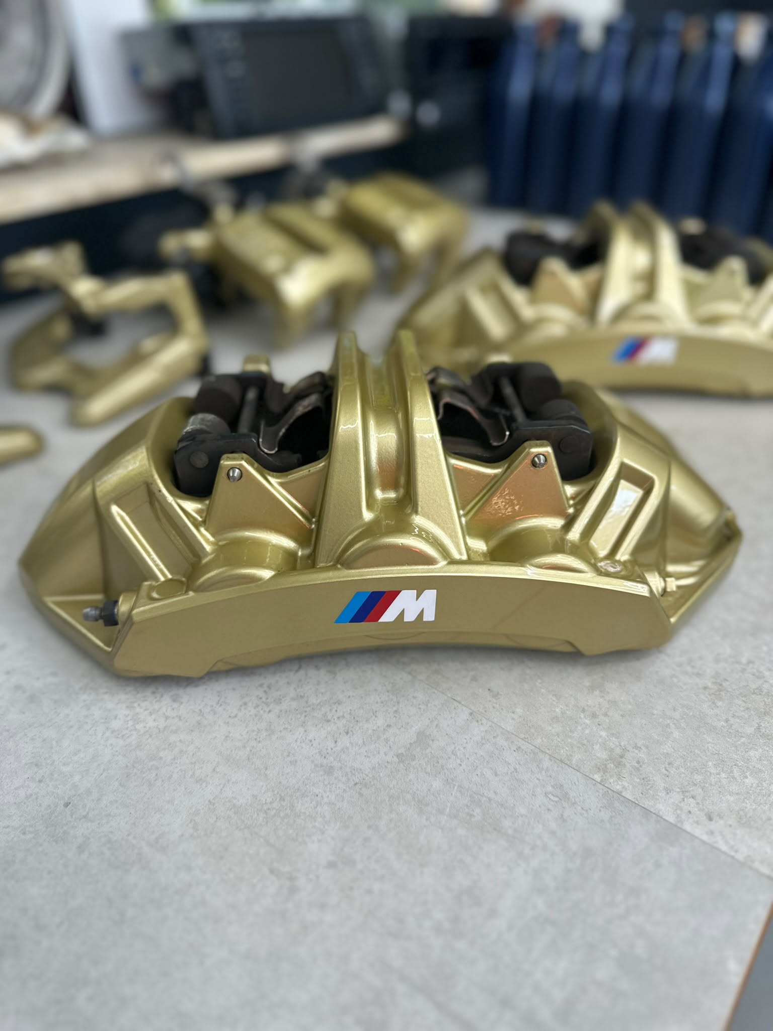 Goldfarben gestaltete BMW-M-Bremssättel