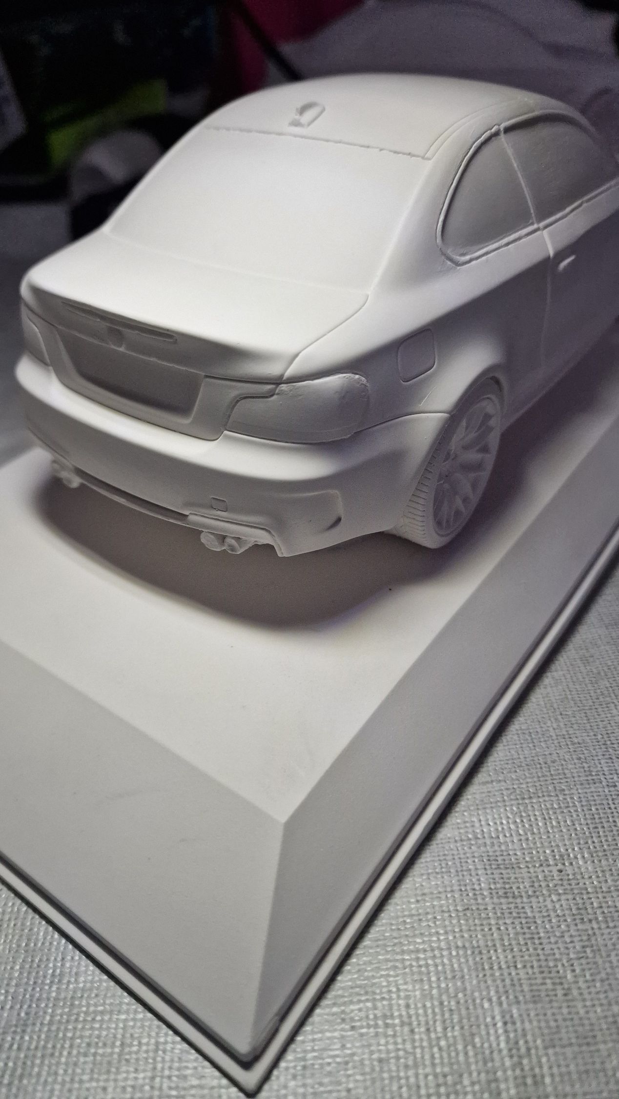 Helle automobile Skulptur mit ausgearbeiteten Karosserielinien auf einem Sockel