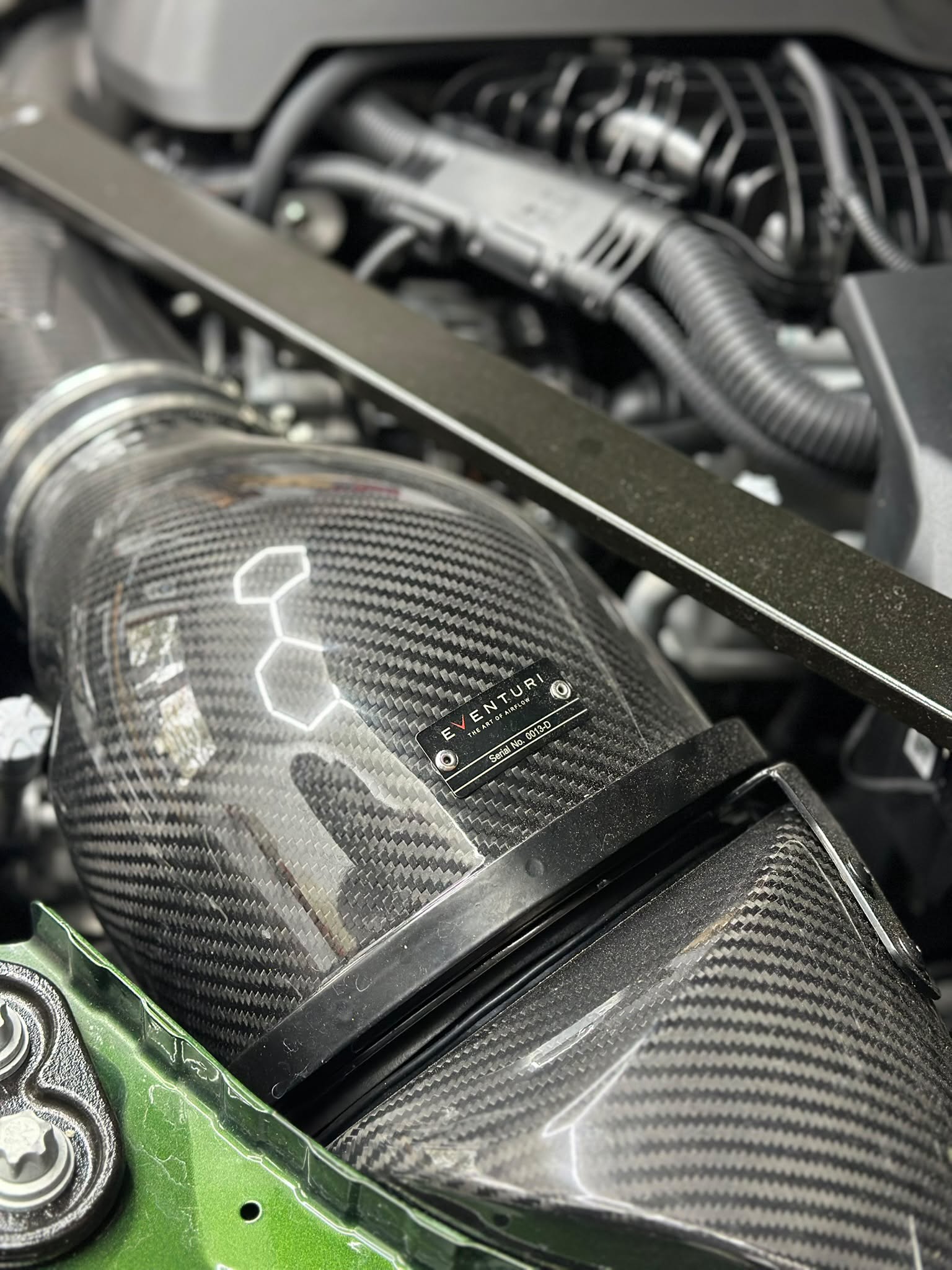 Carbon-Ansaugsystem im Motorraum
