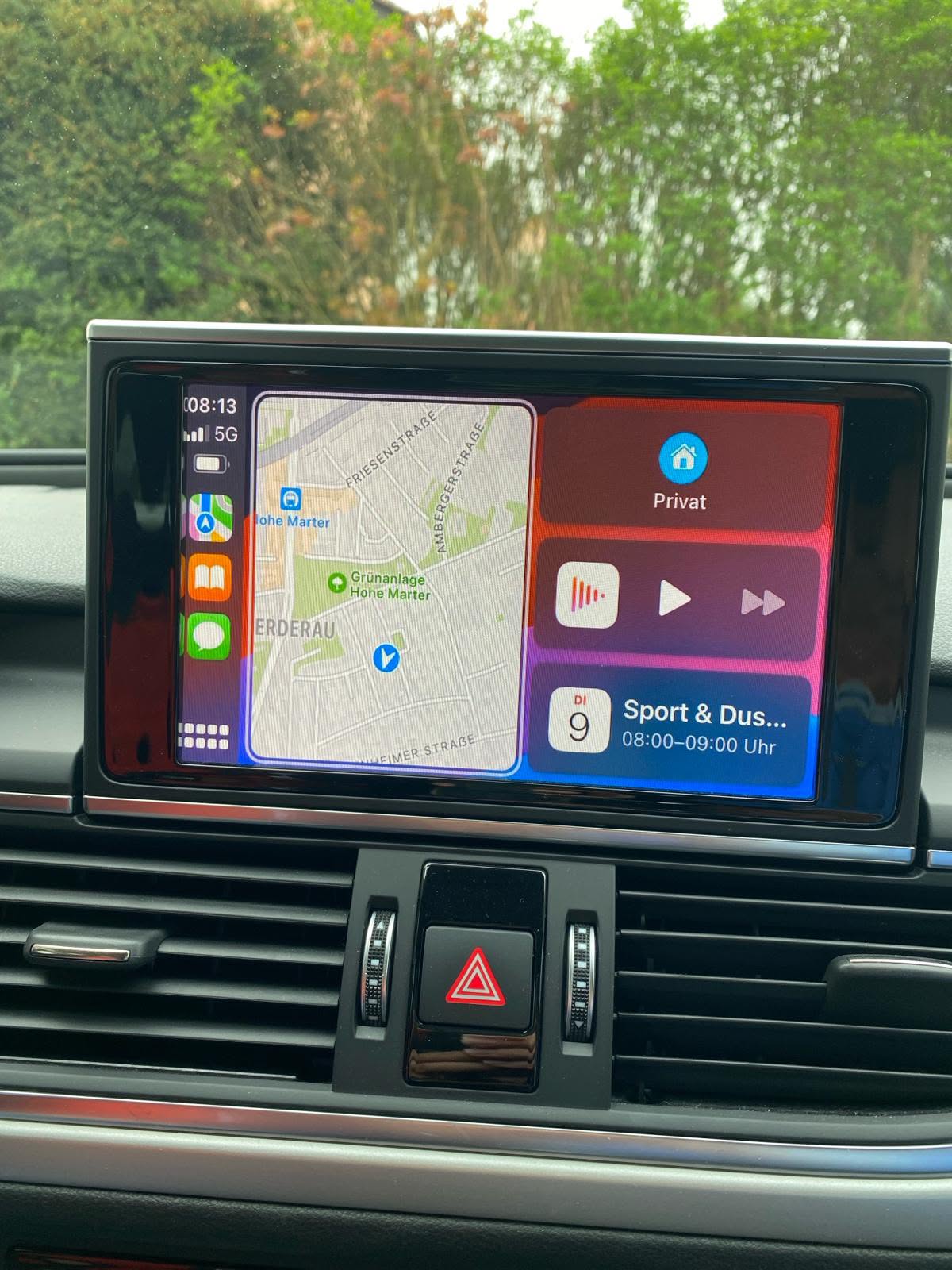 CarPlay mit Navigation auf einem Fahrzeugdisplay