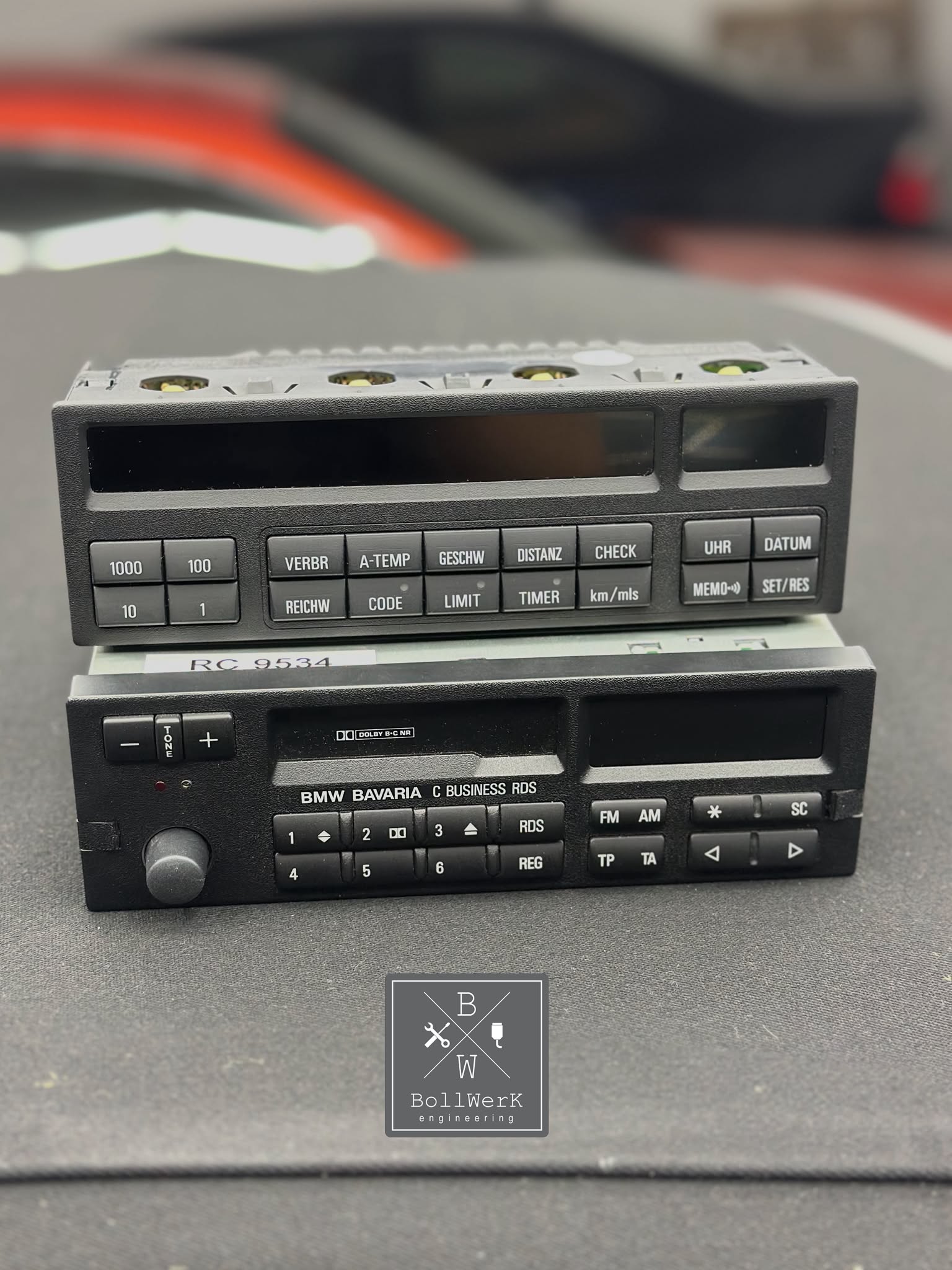BMW-Bordcomputer mit Tasten und Anzeigen über einem Bavaria-Radio