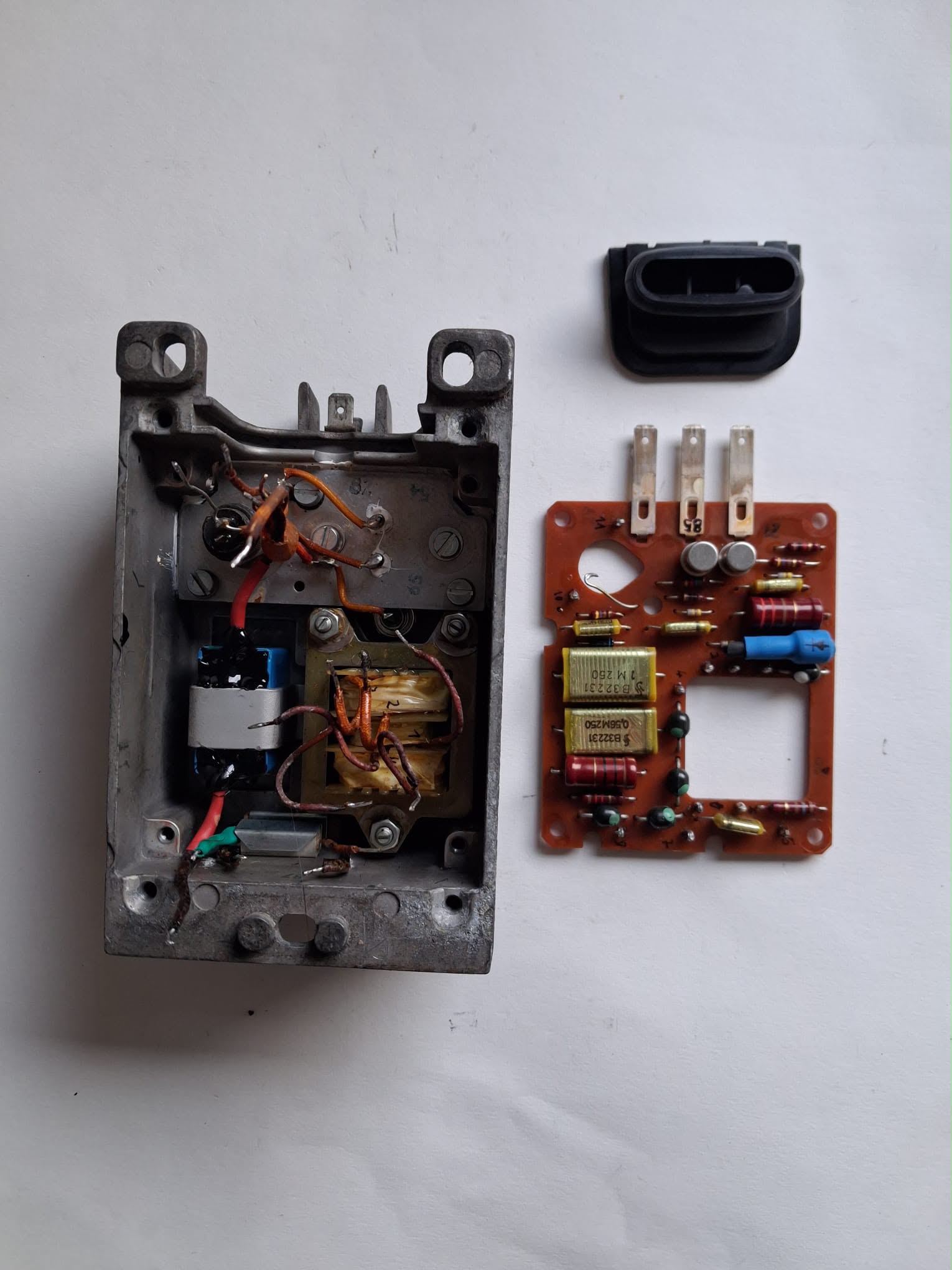 Geöffnetes elektronisches Bauteil und separate Platine