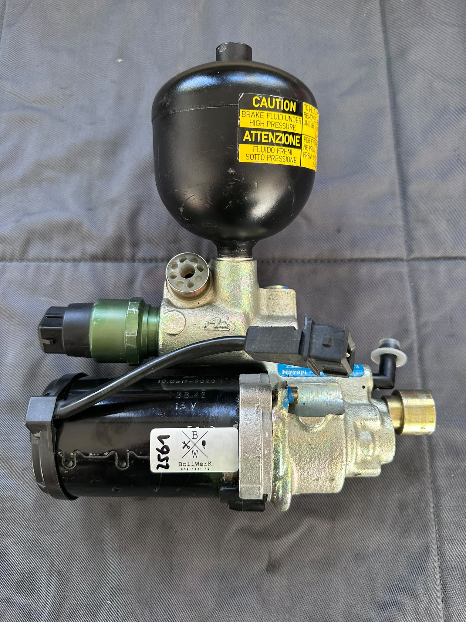 Hydraulikeinheit mit Druckspeicher und Elektromotor