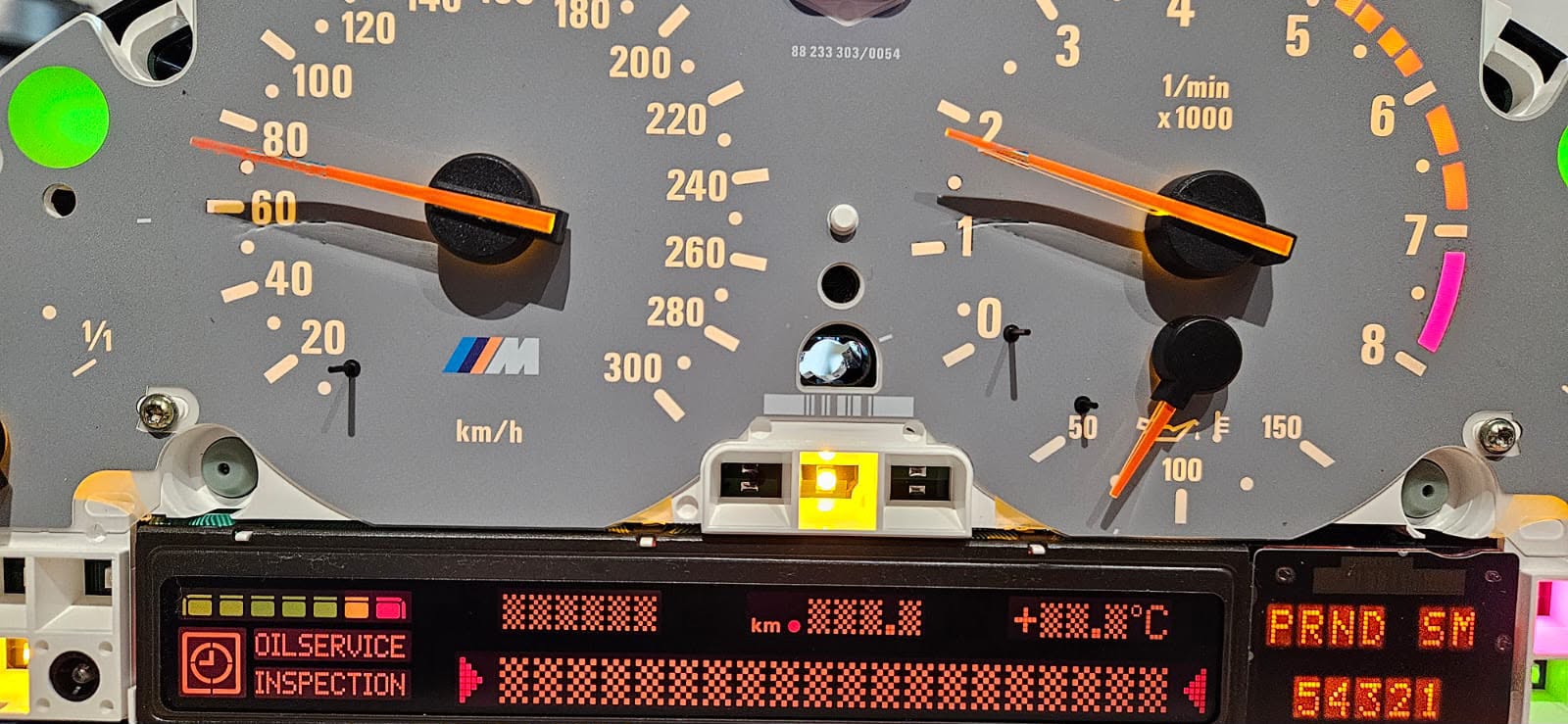 BMW-M-Kombiinstrument mit beleuchteten Anzeigen