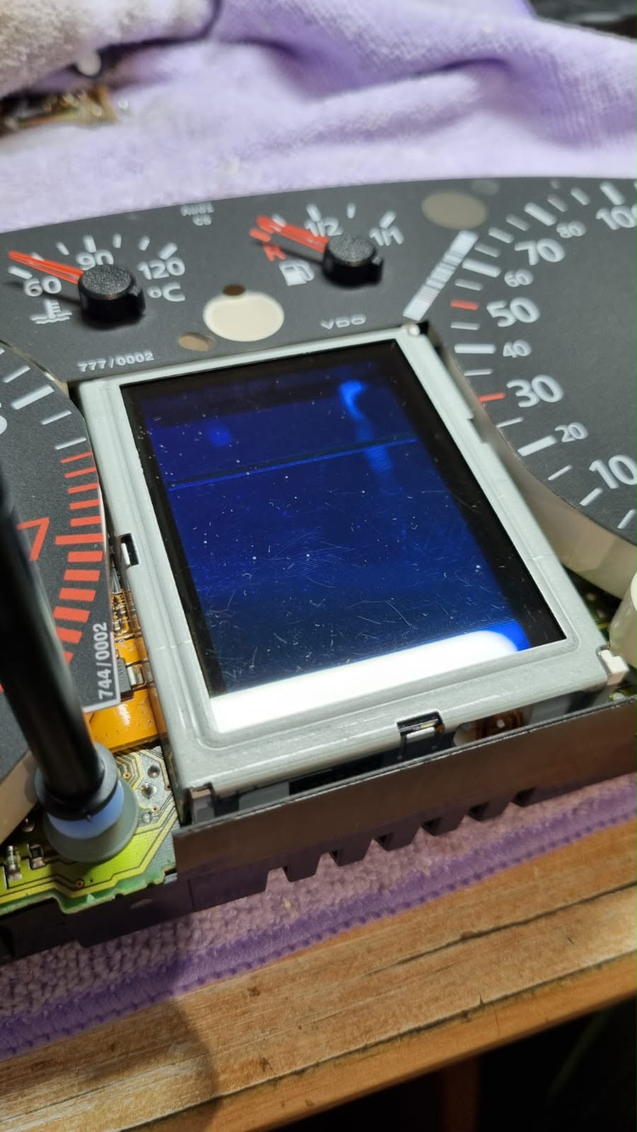 Geöffnetes Kombiinstrument mit freigelegtem Display