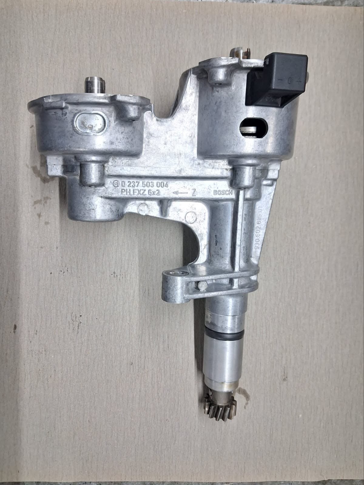Historischer Bosch-Zündverteiler mit Aluminiumgehäuse und Antriebswelle
