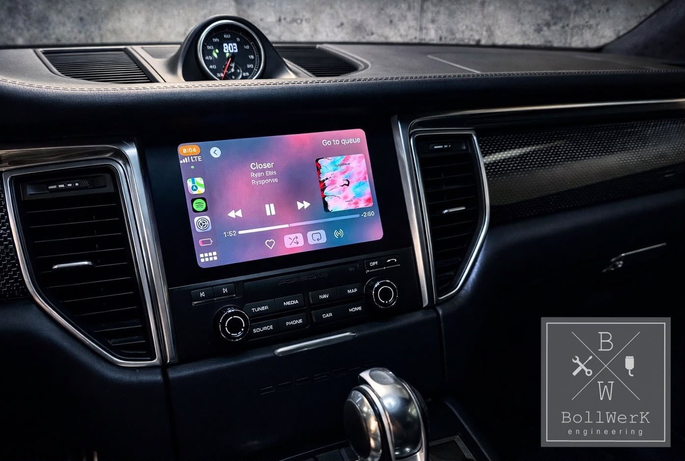 Porsche-Mittelkonsole mit Apple CarPlay auf dem integrierten Bildschirm