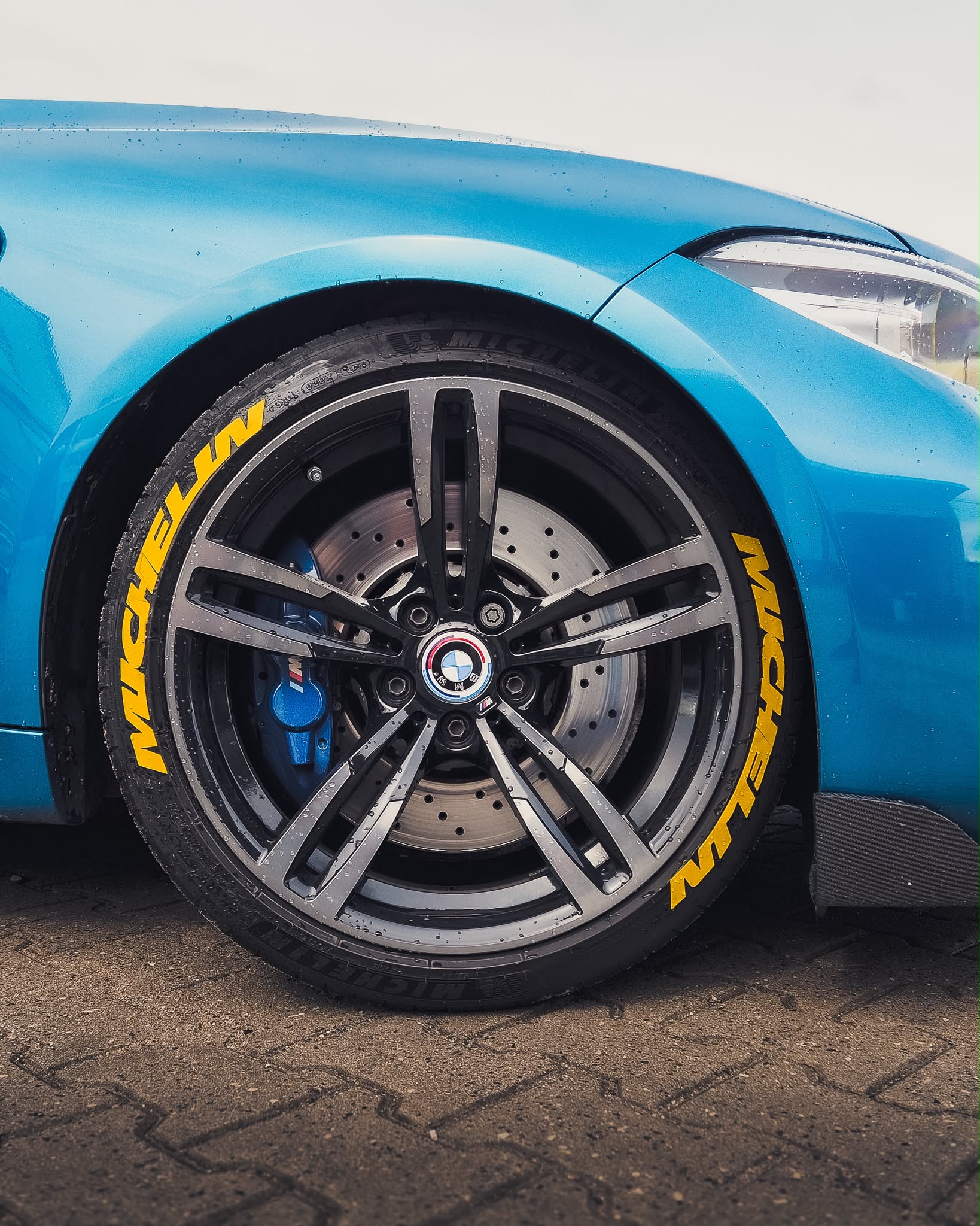 BMW-Rad mit dunkler Felge und gelber Reifenbeschriftung