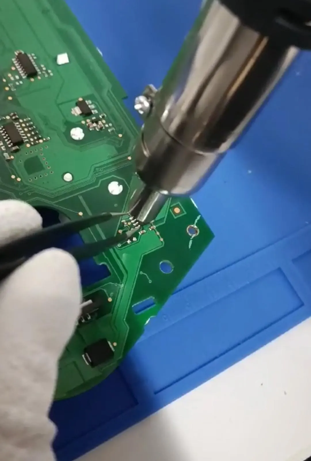 Geöffnete Fahrzeugsteuergeräte-Platine mit elektronischen Bauteilen