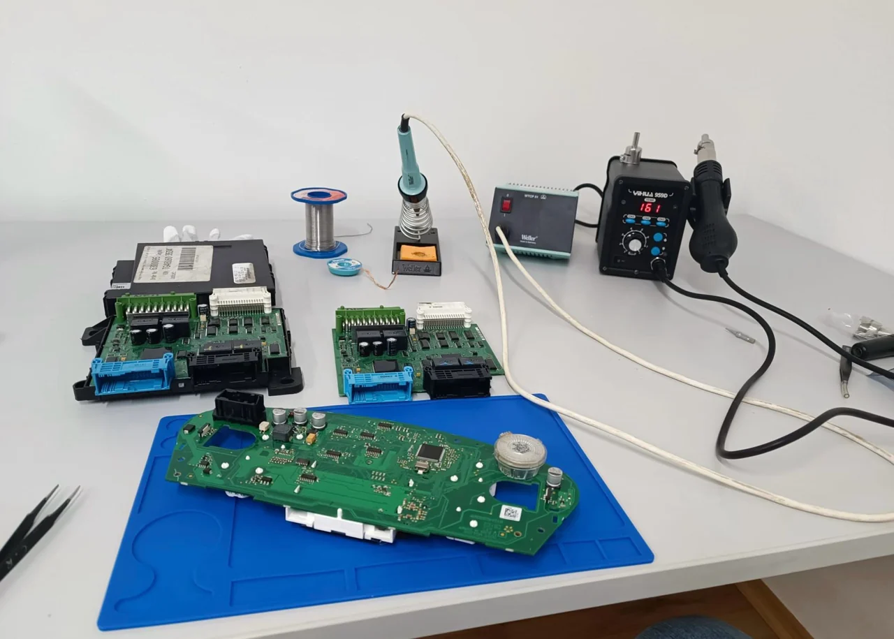 Elektronische Fahrzeugkomponenten auf einer Werkbank